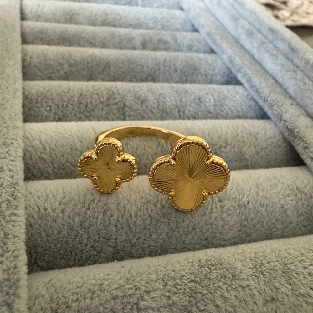 Chic Gold Clover Women's Ring